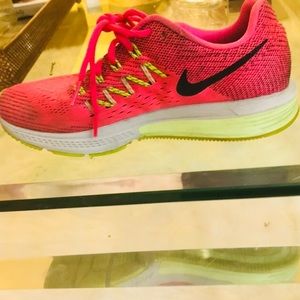 Nike Zoom Vomero 10 Shoes